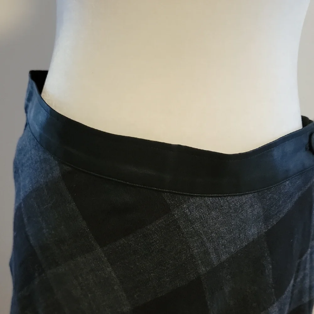 Shirin Guild Black Maxi A-Line Skirt - Picture 2 of 9